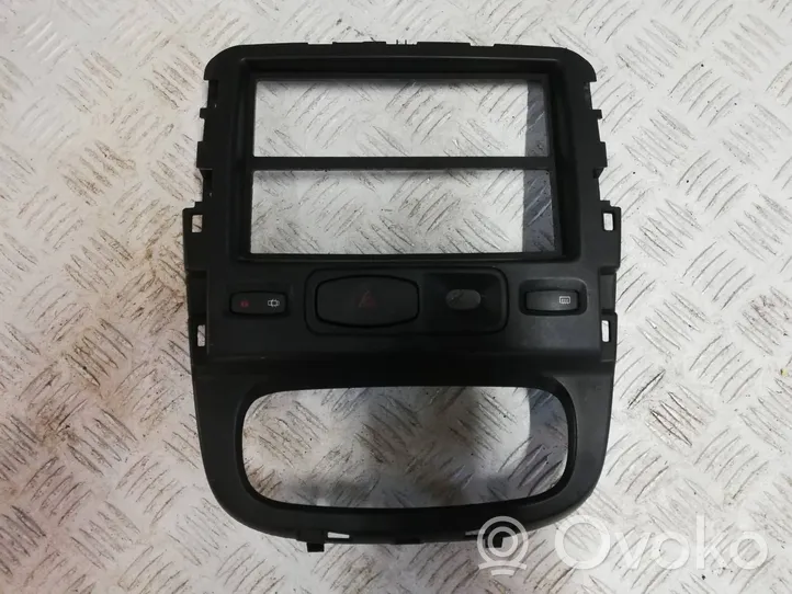 Dacia Duster Cadre, panneau d'unité radio / GPS 682601376R