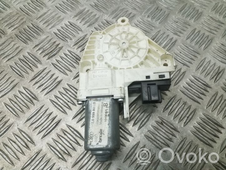 Audi Q7 4L Priekšpusē loga pacēlāja motoriņš 4L0959801B