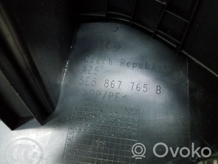 Skoda Octavia Mk3 (5E) Osłona boczna fotela tylnego 5E5867765B