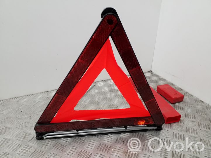 Volkswagen PASSAT B7 Emergency warning sign 8D9860251B