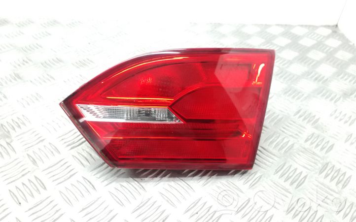 Volkswagen Jetta VI Lampy tylnej klapy bagażnika 5C6945260