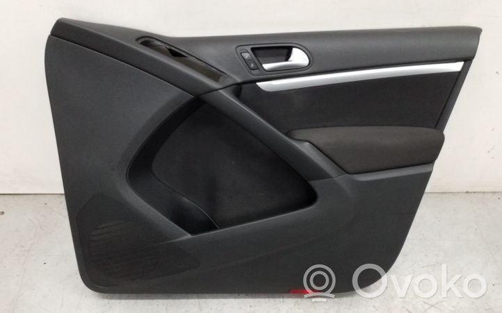 Volkswagen Tiguan Rivestimento del pannello della portiera anteriore 5N0867012B