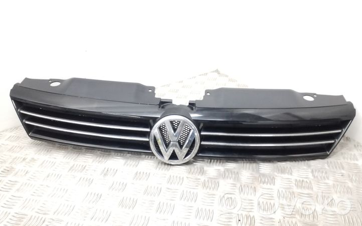 Volkswagen Jetta VI Grotelės priekinės 5C6853653