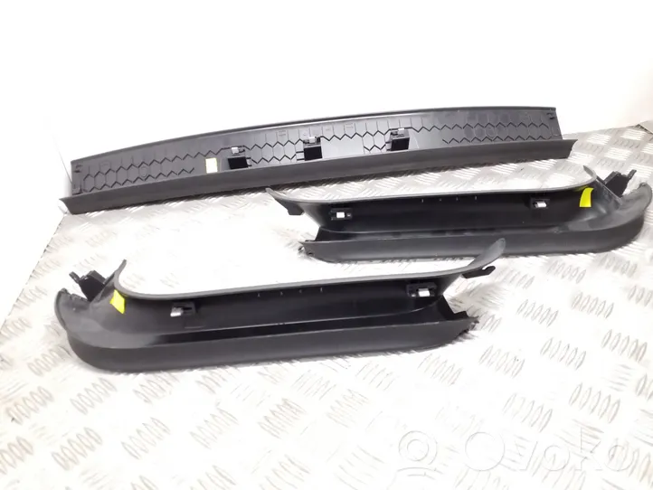 Volkswagen Tiguan Rivestimento superiore del portellone posteriore/bagagliaio 5NA867707