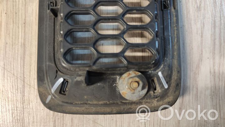 Jeep Cherokee Grille calandre supérieure de pare-chocs avant 68303626AA