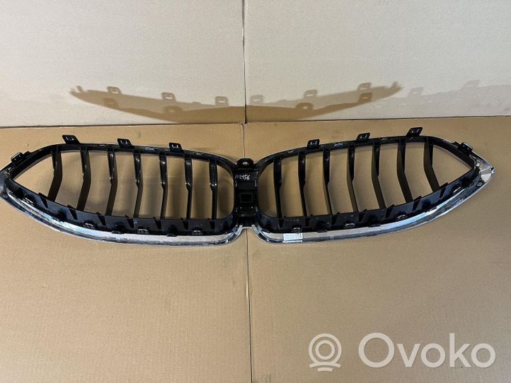 BMW 8 G15 Maskownica / Grill / Atrapa górna chłodnicy 7449420