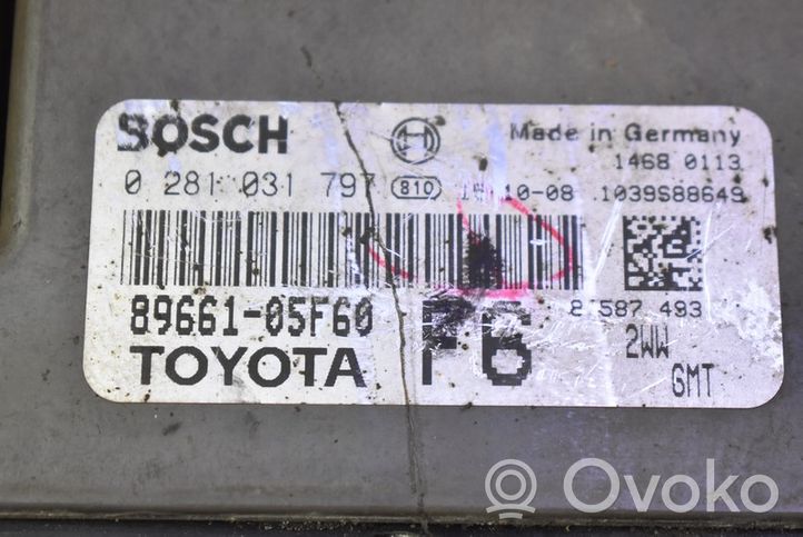 Toyota Avensis T270 Rėlių montavimo blokas 8966105F60