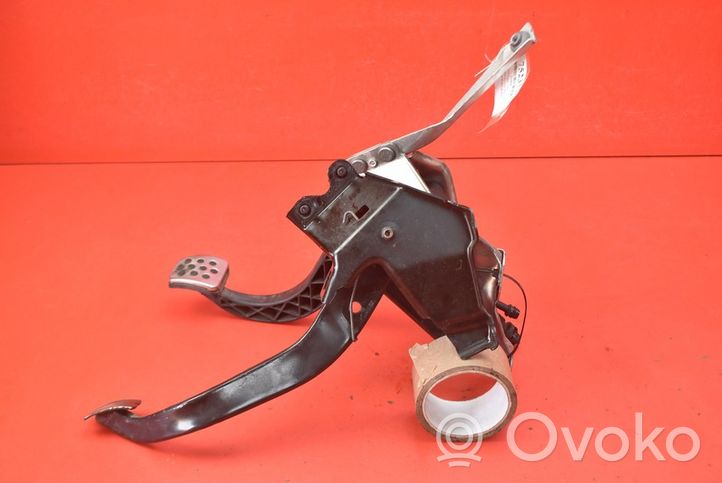 Opel Tigra B Accelerator throttle pedal 13138760