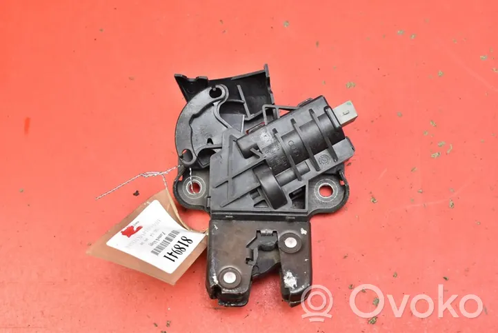 Audi A4 S4 B7 8E 8H Takaluukun/tavaratilan lukon vastakappale 4F5827505B