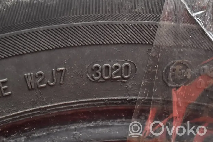 Volkswagen PASSAT B5.5 Neumático de invierno R17 BARUM