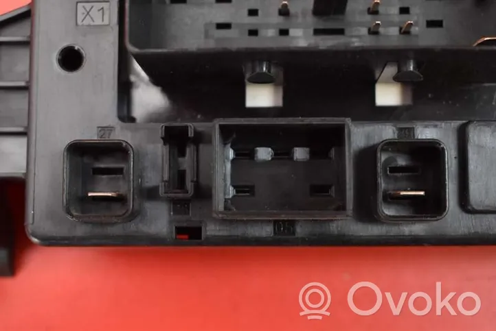 Opel Astra J Fuse box set 13302301