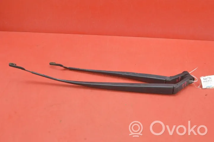 Toyota Auris 150 Front wiper blade arm 3451979