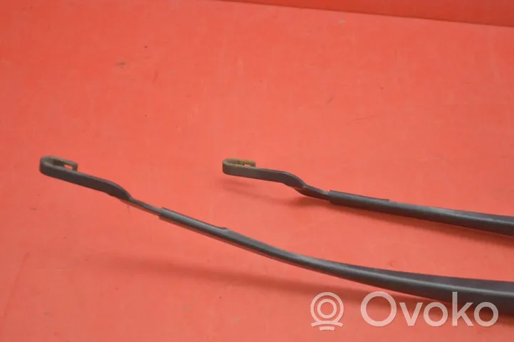 Toyota Auris 150 Front wiper blade arm 3451979