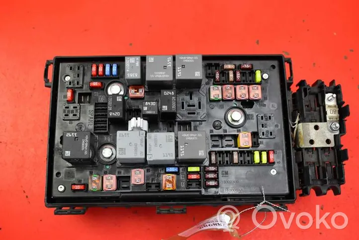 Opel Astra H Fuse box set 13302309