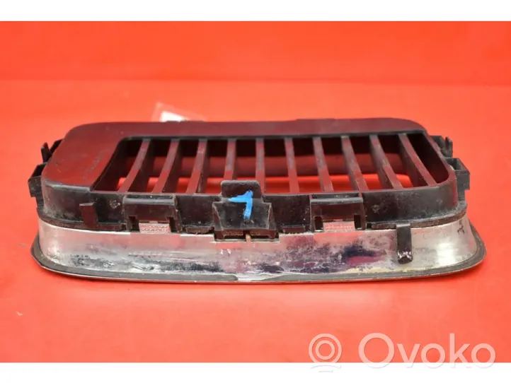 BMW 3 E30 Grille de calandre avant 51138151547