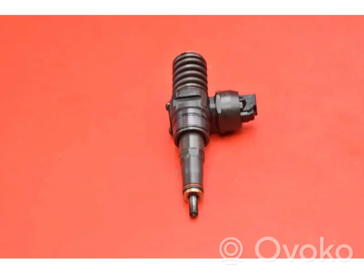 Volkswagen Golf V Inyector de combustible 038130073BN