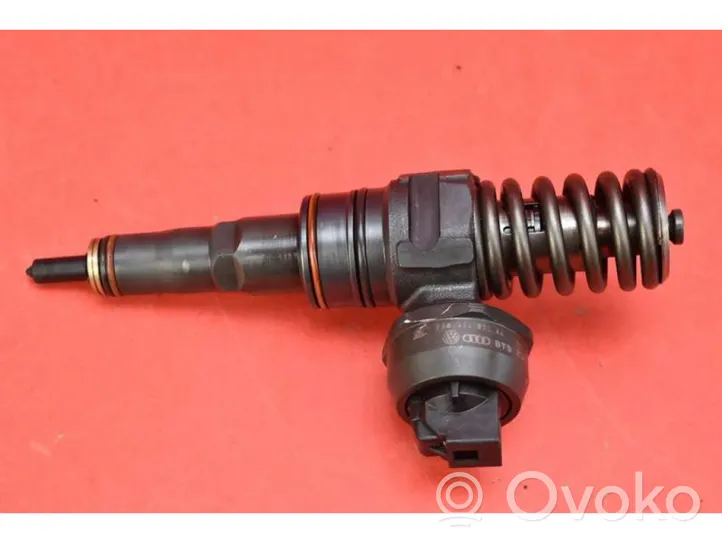 Volkswagen Golf IV Injecteur de carburant 038130073AJ