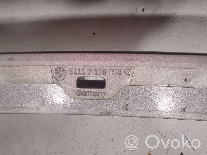 BMW 5 E60 E61 Etupuskurin alempi jäähdytinsäleikkö 
