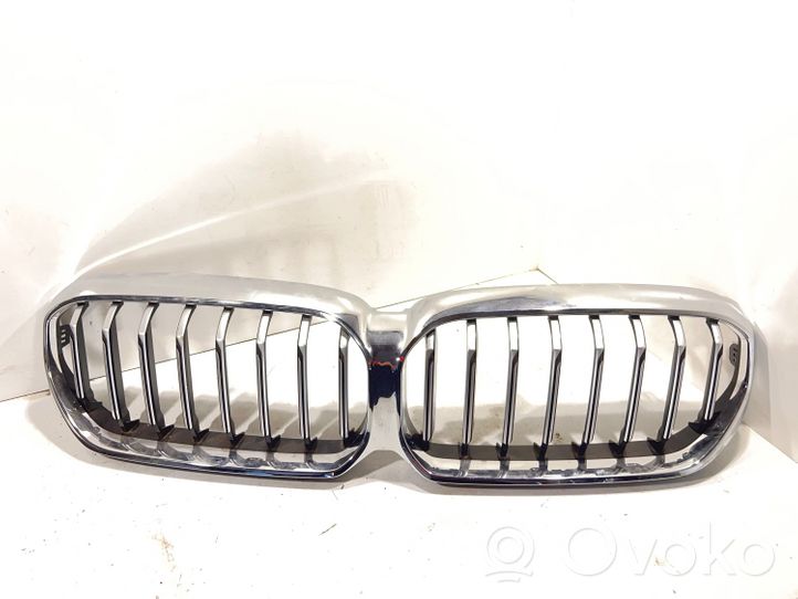 BMW 5 G30 G31 Grille calandre supérieure de pare-chocs avant 