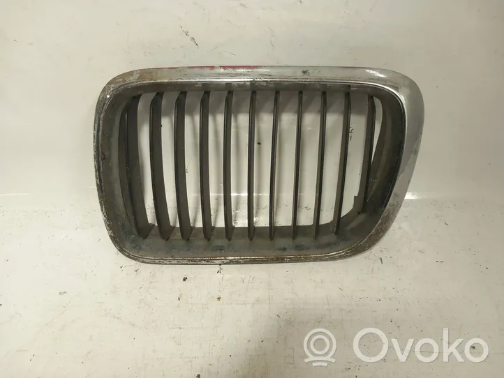 BMW 3 E36 Maskownica / Grill / Atrapa górna chłodnicy 51138185801