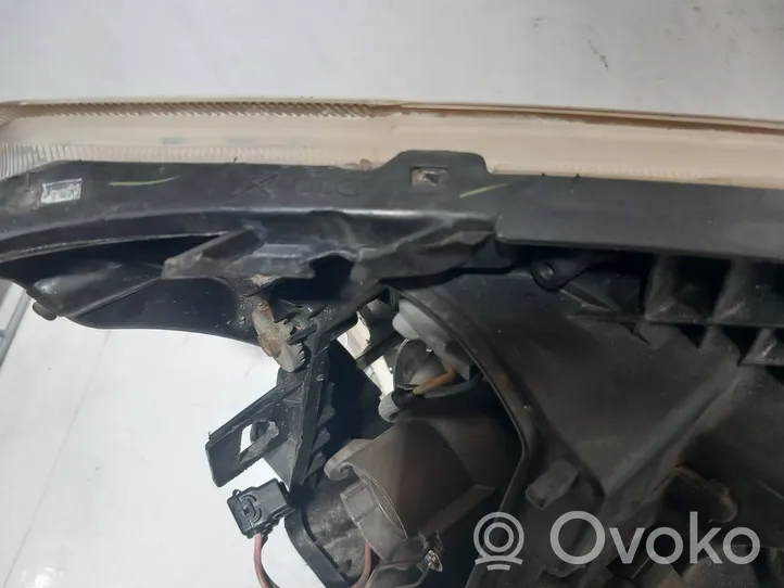 Toyota Avensis T250 Lampa przednia e13175