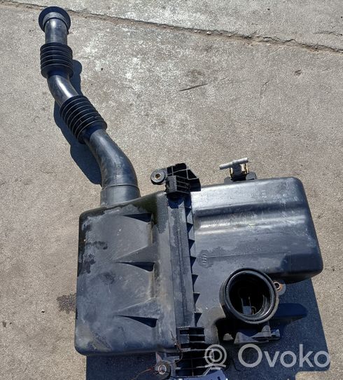 Toyota Yaris Oro filtro dėžė 22020-23010