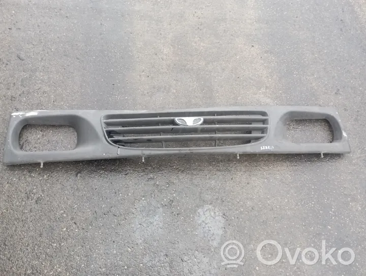 Daewoo Lublin Grille calandre supérieure de pare-chocs avant 