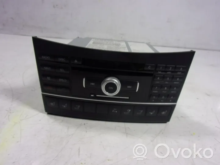 Mercedes-Benz CLK AMG A208 C208 Unité principale radio / CD / DVD / GPS A2129004108