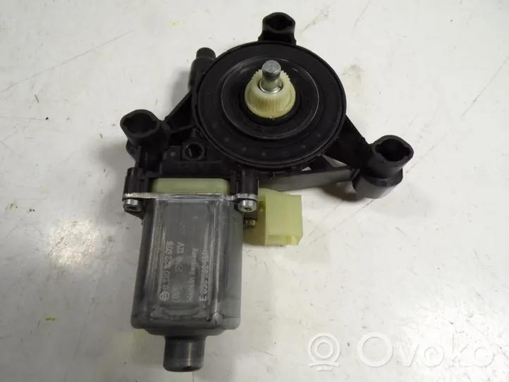 Volkswagen Touran III Moteur de lève-vitre de porte avant 5Q0959802C