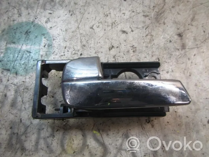 KIA Rio Klamka wewnętrzna drzwi przednich 826101G010