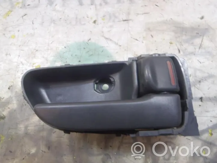 Subaru Impreza II Klamka wewnętrzna drzwi przednich 61051FE001ML