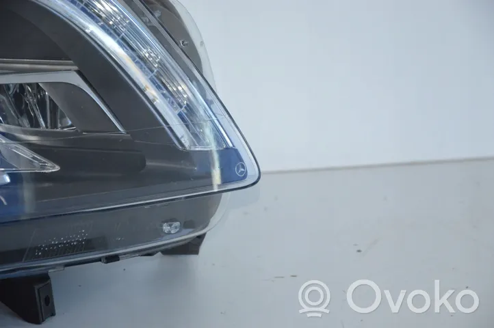 Mercedes-Benz GL X166 Lampa przednia A1668203559