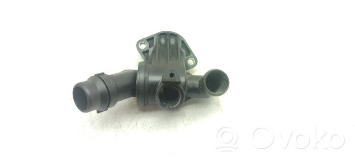 Volkswagen PASSAT B6 Carcasa del termostato 06D121111G