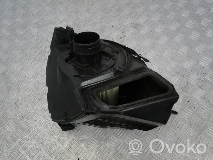 Audi A4 S4 B9 8W Ilmansuodattimen kotelon kansi 8W0133835Q