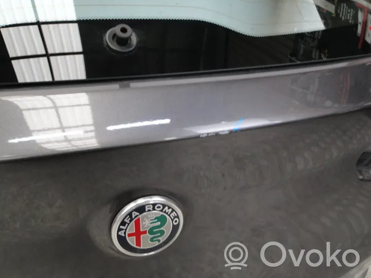 Alfa Romeo Stelvio Takaluukun/tavaratilan kansi STELVIO