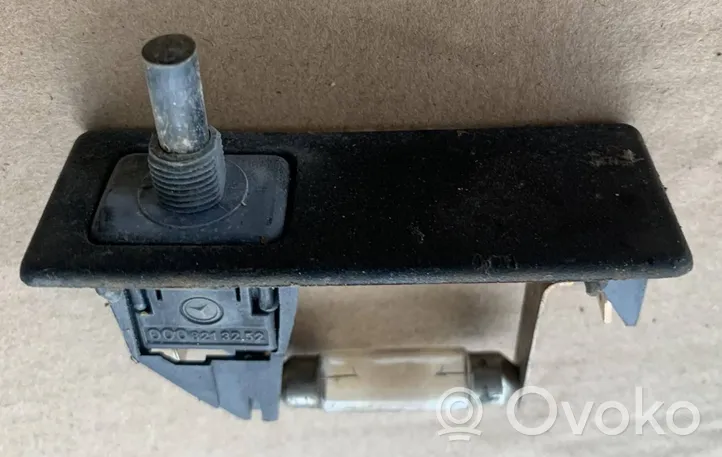 Mercedes-Benz W123 Wewnętrzna lampka bagażnika 0008213252