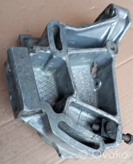 Mercedes-Benz W123 Support de pompe de direction assistée 6172360230