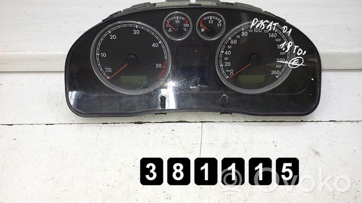 Volkswagen PASSAT B5.5 Licznik / Prędkościomierz 3b0920826a