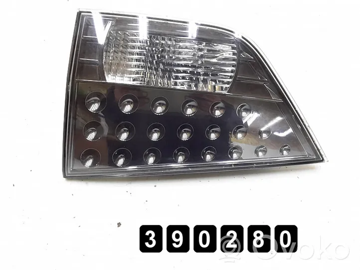 Mitsubishi Outlander Lampy tylnej klapy bagażnika 1146356r