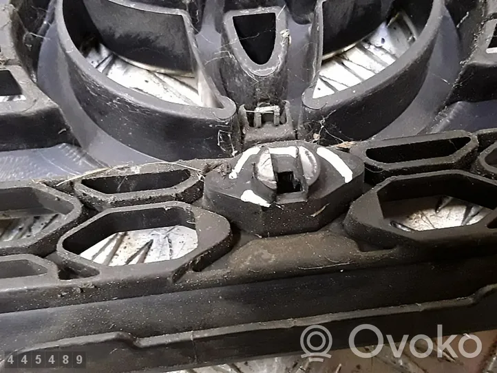 Toyota RAV 4 (XA10) Grille de calandre avant 