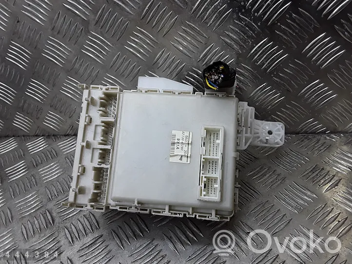 Toyota Prius (NHW20) Module de fusibles 8273047290