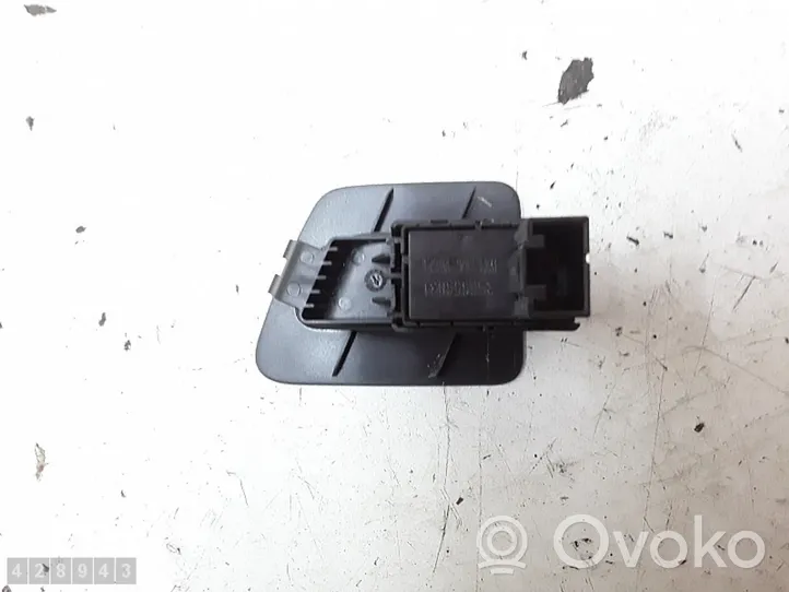 Volkswagen PASSAT B8 Tailgate/trunk/boot open switch 