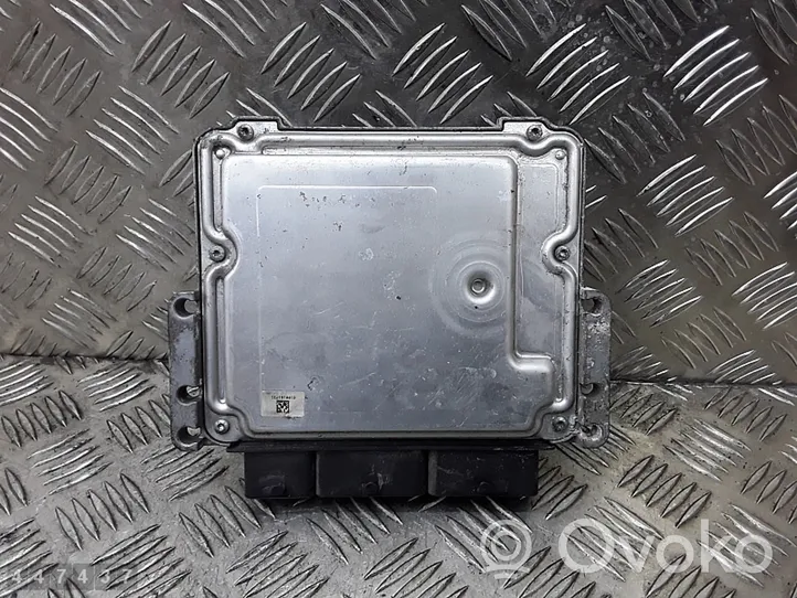 Dacia Logan II Sterownik / Moduł ECU 0281032811