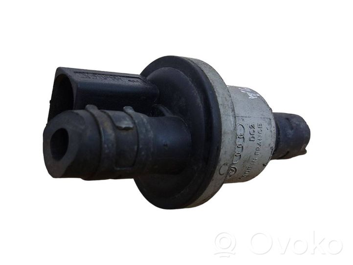 Volkswagen Touran I Valve vacuum 058133517B