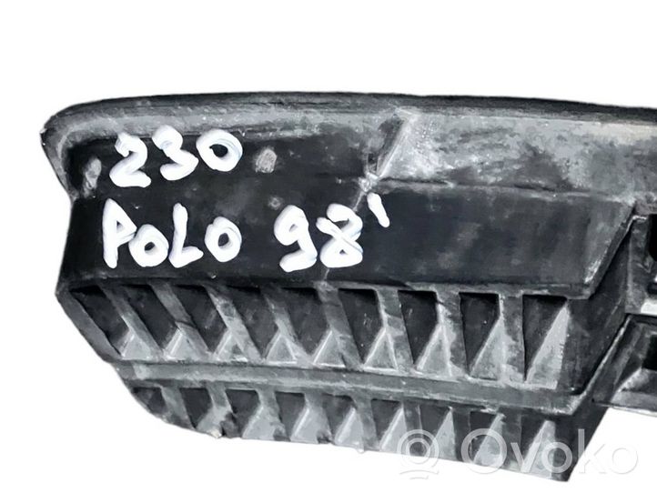 Volkswagen Polo III 6N 6N2 6NF Grille inférieure de pare-chocs avant 6N0853677