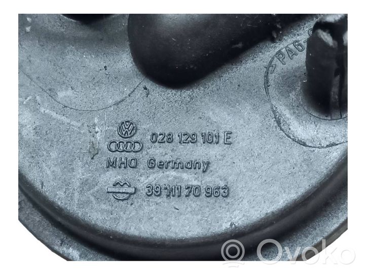 Skoda Octavia Mk1 (1U) Reniflard / tuyau reniflard d'huile 028129101E