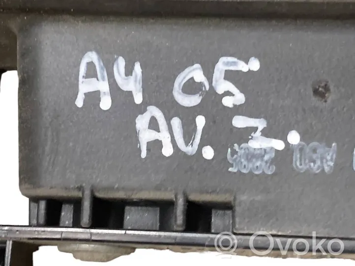 Audi A4 S4 B7 8E 8H Listwa oświetlenie tylnej tablicy rejestracyjnej 8P4827574