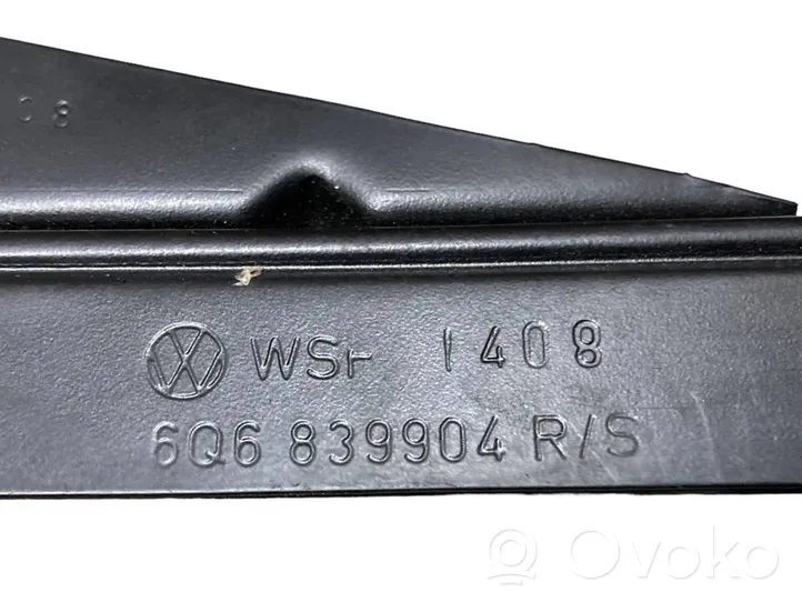 Volkswagen Polo IV 9N3 Rivestimento modanatura del vetro della portiera posteriore 6Q6839904R