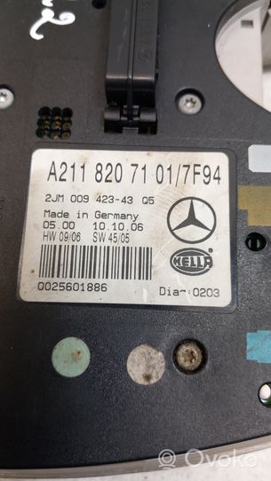 Mercedes-Benz E W211 Światło fotela przedniego A2118207101