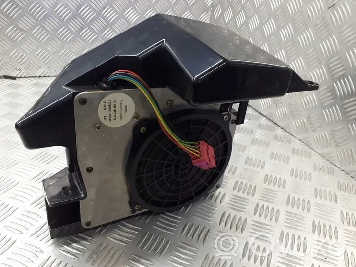 Audi A3 S3 8L Subwoofer-bassokaiutin 8L0035381